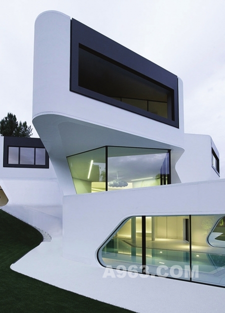 h的改造设计中,别墅呈现出好似星球大战般白色非线性建筑的视觉感.