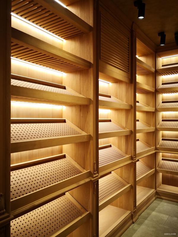 品雪茄空间的雪茄柜设计中可以同时兼有雪茄吧功能,也可以兼容阅览室